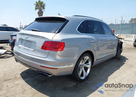 2017 Bentley Bentayga W12/W12 First Edition z USA, uszkodzony, nr VIN SJAAC2ZV7HC015855